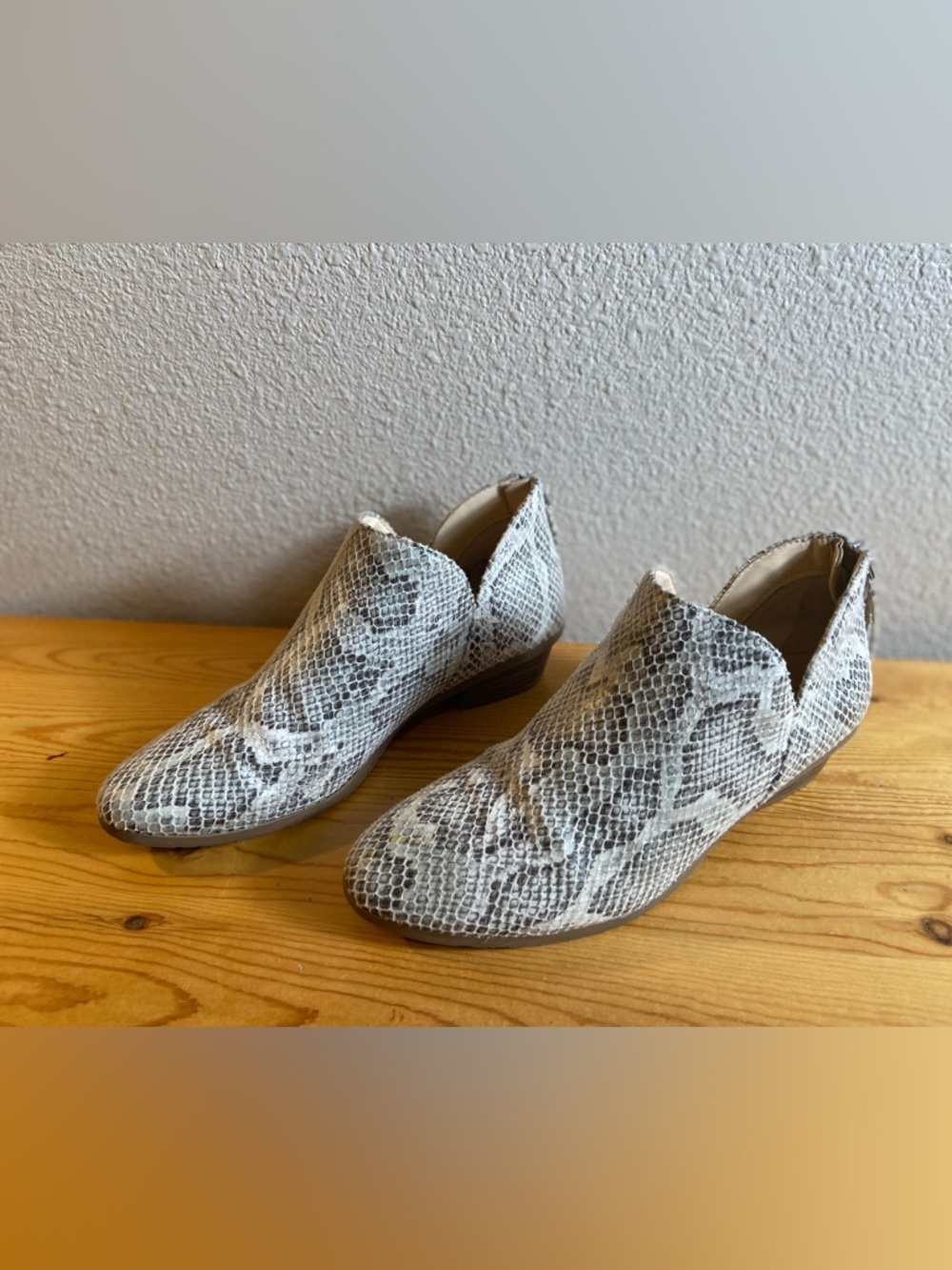 Reaction Kenneth Cole~Textured~Snakeskin~Faux Leather~Block Heel~Bootie~Size 6 - Picture 5 of 15